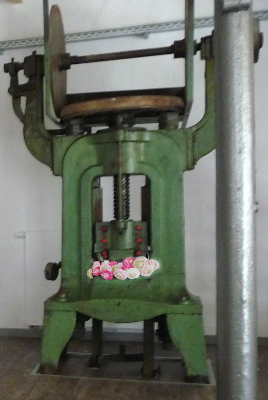 Presse mit Blumen in der Maschinenhalle